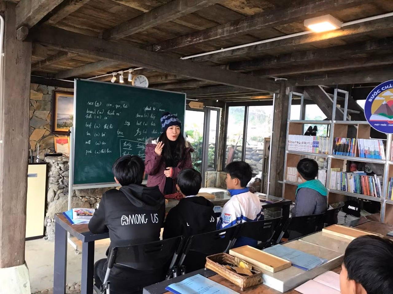 Tiết học Tiếng Anh của lớp học sẻ chia (Ảnh: Hoài Linh) Tiết học Tiếng Anh của lớp học sẻ chia (Ảnh: Hoài Linh)