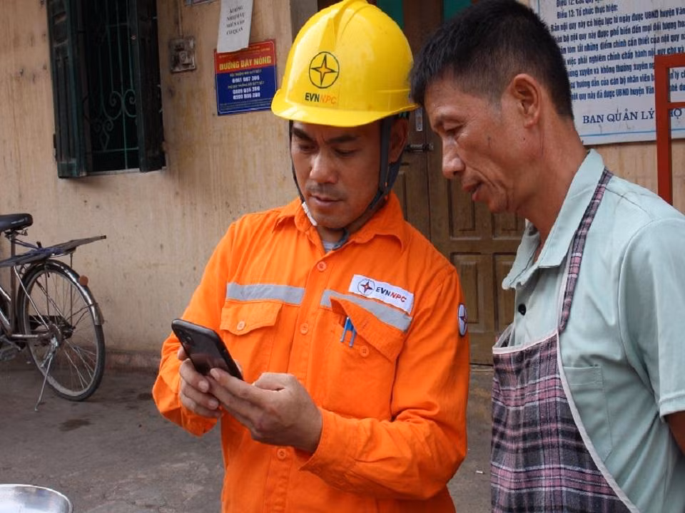 Công nhân Công ty Điện lực Lạng Sơn hướng dẫn khách hàng sử dụng dịch vụ điện lực trực tuyến thông qua nền tảng số Công nhân Công ty Điện lực Lạng Sơn hướng dẫn khách hàng sử dụng dịch vụ điện lực trực tuyến thông qua nền tảng số