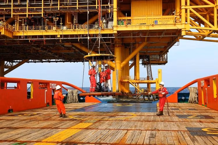 Người lao động dầu khí trên công trình biển Người lao động dầu khí trên công trình biển