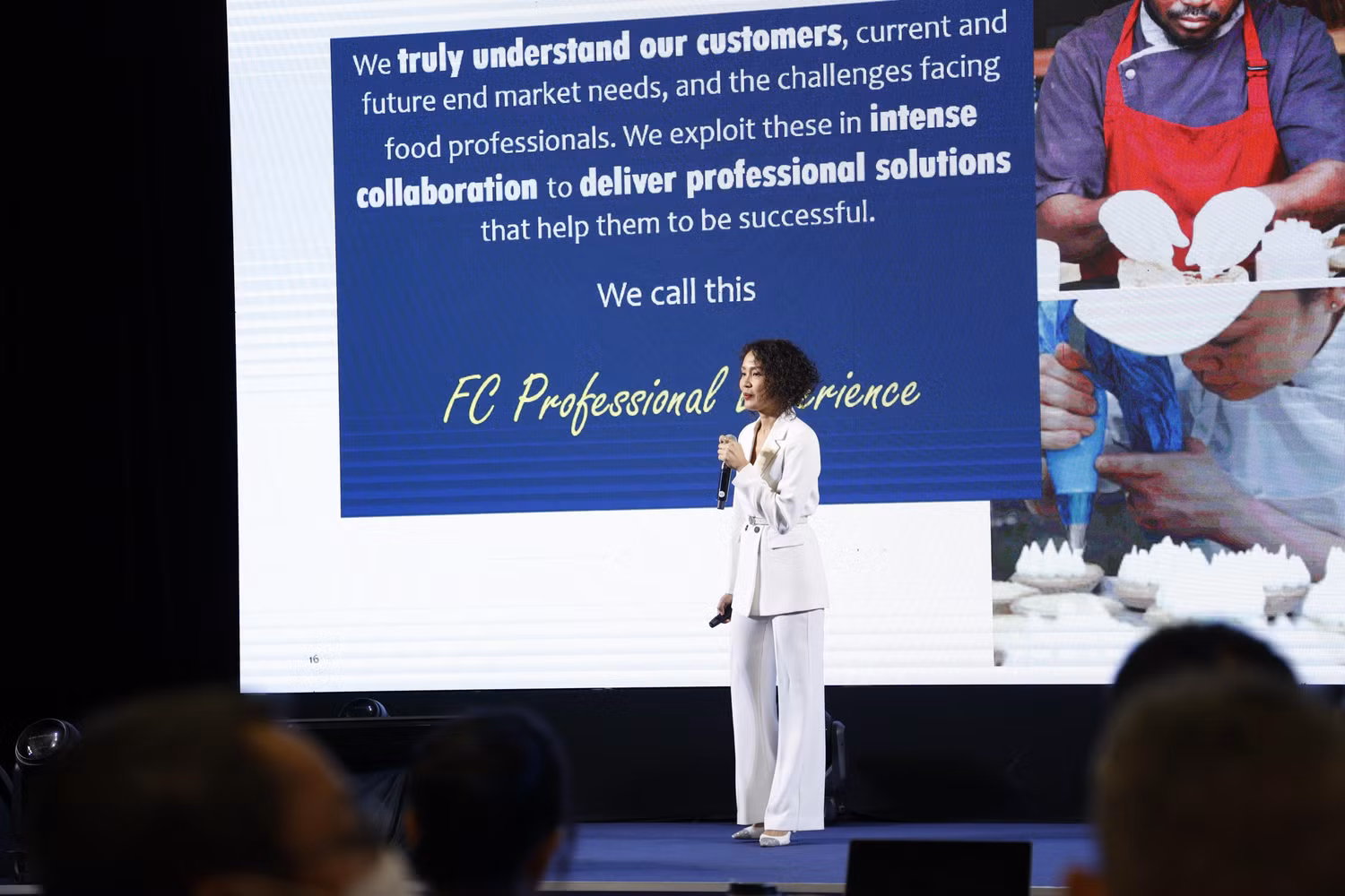 Từ FCV, ông Richard Kiger, Tổng Giám đốc (hình trên) và bà Tạ Thúy Hà, Giám đốc Kinh doanh Cấp cao (hình dưới) trình bày về hành trình di sản ngành sữa 150 năm của Tập đoàn và những cam kết vững chắc của FrieslandCampina Professional để phục vụ khách hàng toàn cầu. Từ FCV, ông Richard Kiger, Tổng Giám đốc (hình trên) và bà Tạ Thúy Hà, Giám đốc Kinh doanh Cấp cao (hình dưới) trình bày về hành trình di sản ngành sữa 150 năm của Tập đoàn và những cam kết vững chắc của FrieslandCampina Professional để phục vụ khách hàng toàn cầu.