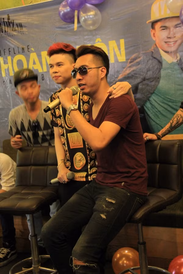 Trong buổi offline còn có sự tham dự của chàng nhạc sĩ đang hot với ca khúc "Anh không đòi quà" OnlyC
