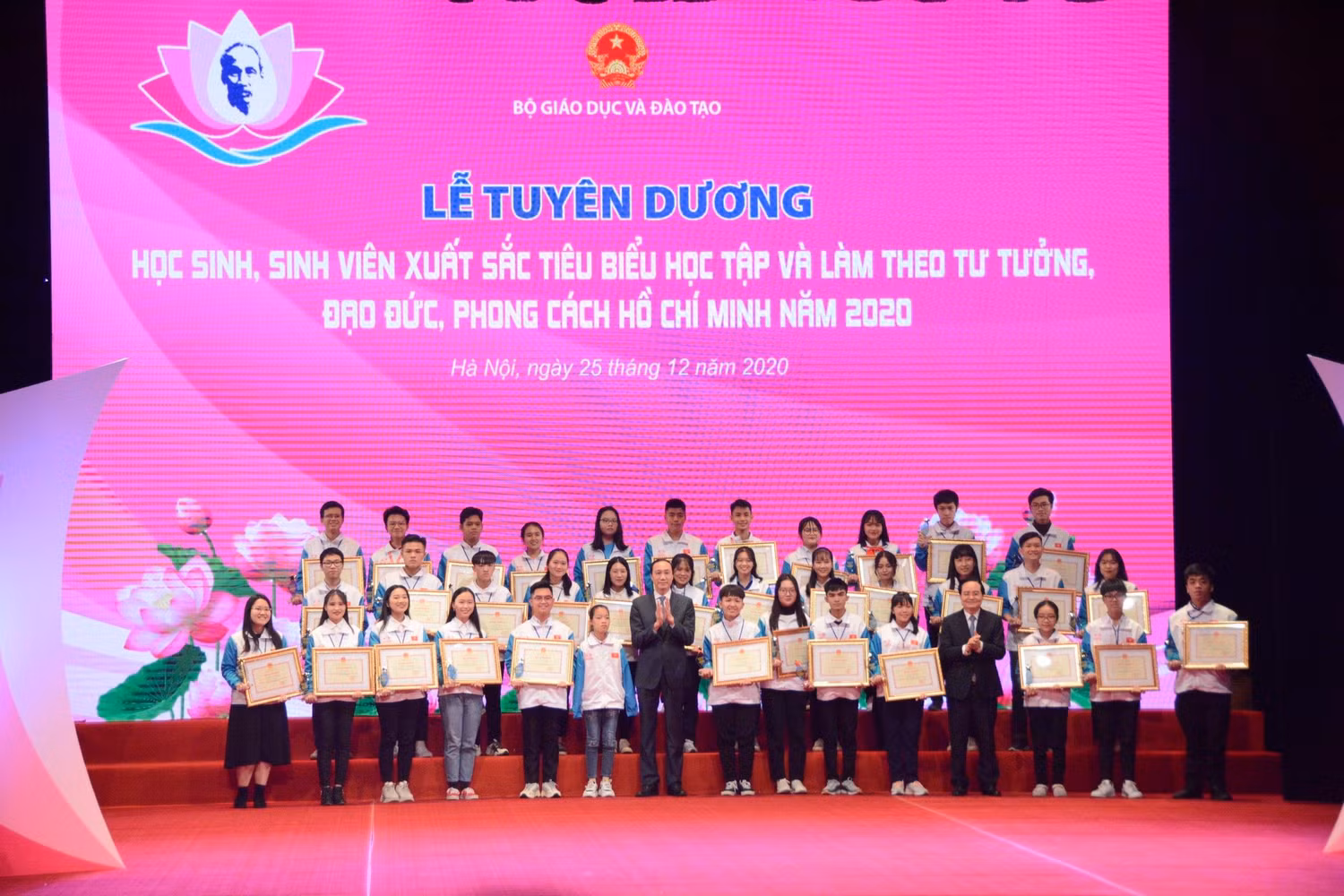 Ngày 25/12, Bộ Giáo dục và Đào tạo tổ chức “Lễ tuyên dương học sinh, sinh viên xuất sắc tiêu biểu học tập và làm theo tư tưởng, đạo đức, phong cách Hồ Chí Minh năm 2020” (ảnh: Bộ giáo dục và Đào tạo) Ngày 25/12, Bộ Giáo dục và Đào tạo tổ chức “Lễ tuyên dương học sinh, sinh viên xuất sắc tiêu biểu học tập và làm theo tư tưởng, đạo đức, phong cách Hồ Chí Minh năm 2020” (ảnh: Bộ giáo dục và Đào tạo)