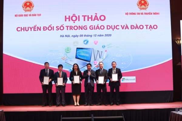 Cục trưởng Cục công nghệ thông tin (Bộ Giáo dục và Đào tạo) trao giấy giấy xác nhận đáp ứng quy định kỹ thuật về dữ liệu và kết nối với cơ sở dữ liệu ngành giáo dục cho một số tập đoàn, công ty như Viettel, VNPT, Công ty phần mềm Quảng Ích... (ảnh: Thùy Linh) Cục trưởng Cục công nghệ thông tin (Bộ Giáo dục và Đào tạo) trao giấy giấy xác nhận đáp ứng quy định kỹ thuật về dữ liệu và kết nối với cơ sở dữ liệu ngành giáo dục cho một số tập đoàn, công ty như Viettel, VNPT, Công ty phần mềm Quảng Ích... (ảnh: Thùy Linh)