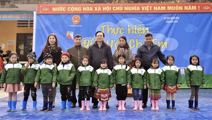 Học sinh Trường Phổ thông dân tộc bán trú Tiểu học và Trung học cơ sở Nhạn Môn, huyện Pác Nặm nhận áo ấm và ủng từ Bộ trưởng Phùng Xuân Nhạ (ảnh: Bộ giáo dục và Đào tạo) Học sinh Trường Phổ thông dân tộc bán trú Tiểu học và Trung học cơ sở Nhạn Môn, huyện Pác Nặm nhận áo ấm và ủng từ Bộ trưởng Phùng Xuân Nhạ (ảnh: Bộ giáo dục và Đào tạo)