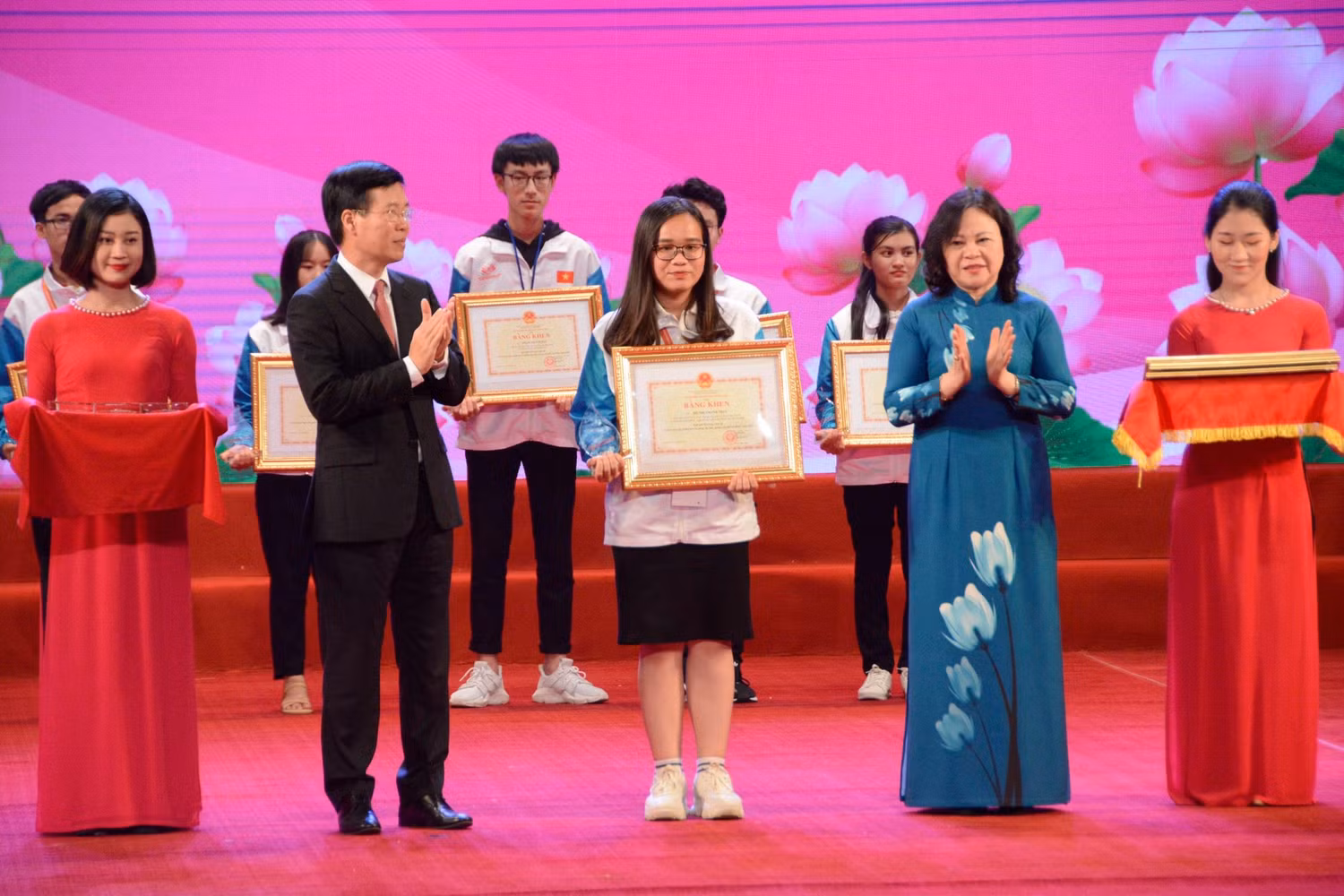 Ông Võ Văn Thưởng - Ủy viên Bộ Chính trị, Trưởng ban Tuyên giáo Trung ương và Thứ trưởng Bộ giáo dục và Đào tạo - Ngô Thị Minh trao bằng khen cho học sinh, sinh viên tiêu biểu (ảnh: Bộ giáo dục và Đào tạo)
