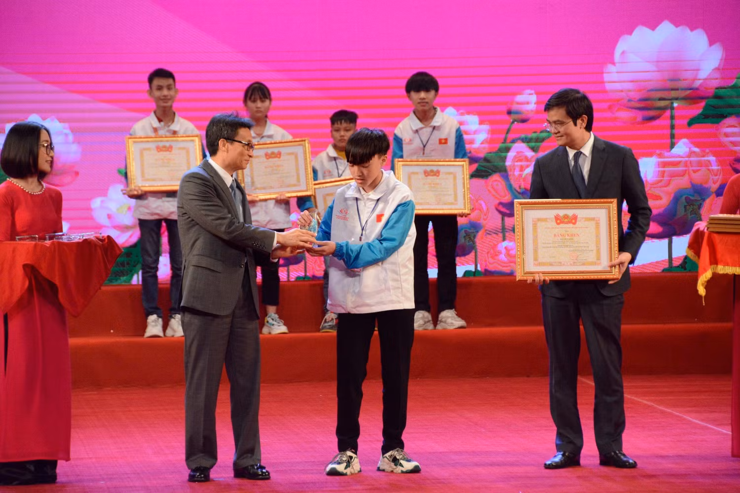 Ông Vũ Đức Đam (bên trái), Ủy viên Trung ương Đảng, Phó Thủ tướng Chính phủ trao kỉ niệm cho học sinh, sinh viên tiêu biểu (ảnh: Bộ Giáo dục và Đào tạo)