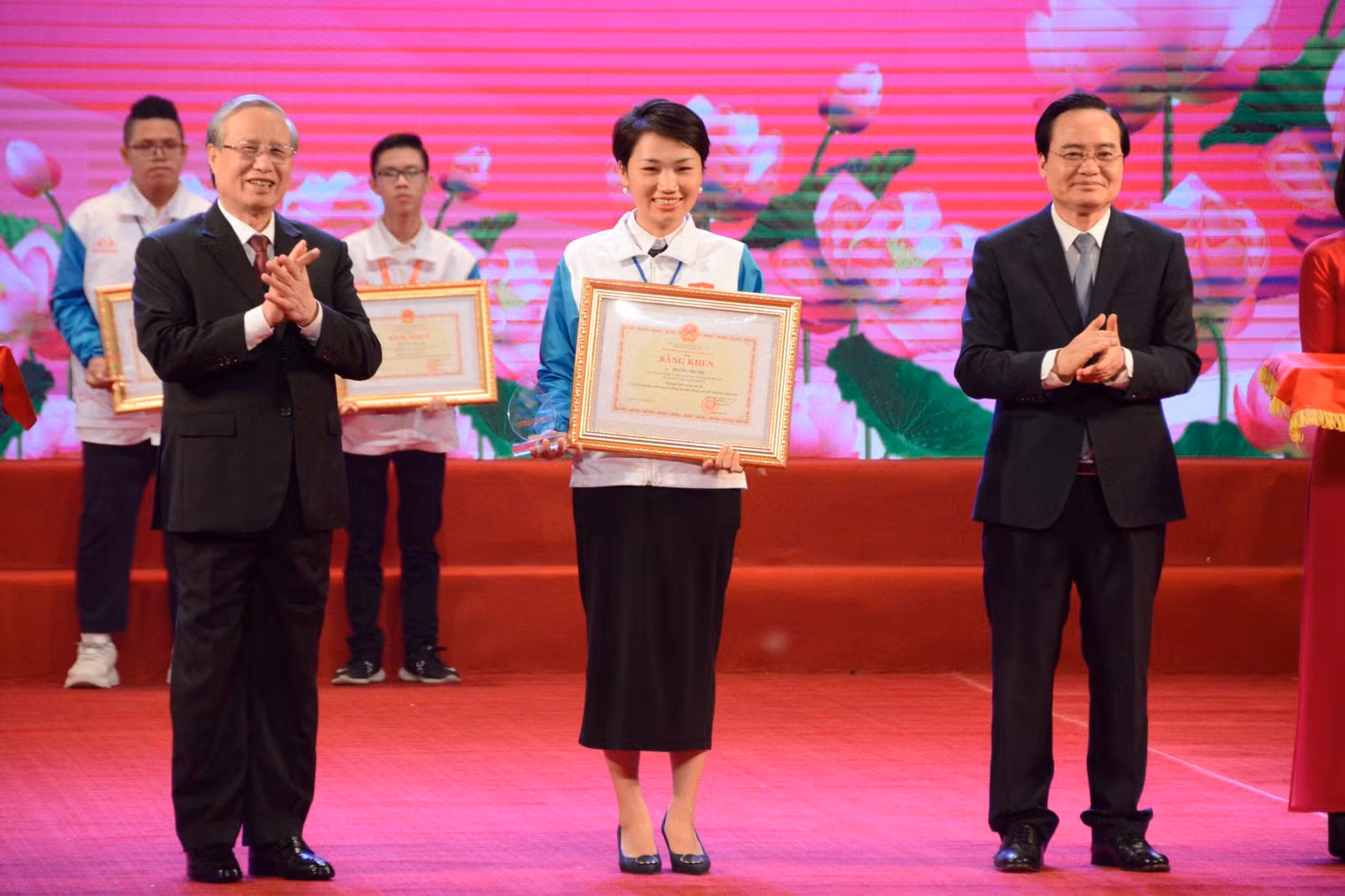 Ủy viên Bộ Chính trị, Thường trực Ban Bí thư Trung ương Đảng - Trần Quốc Vượng và Bộ trưởng Phùng Xuân Nhạ trao giải Nhất (ảnh: Bộ Giáo dục và Đào tạo)