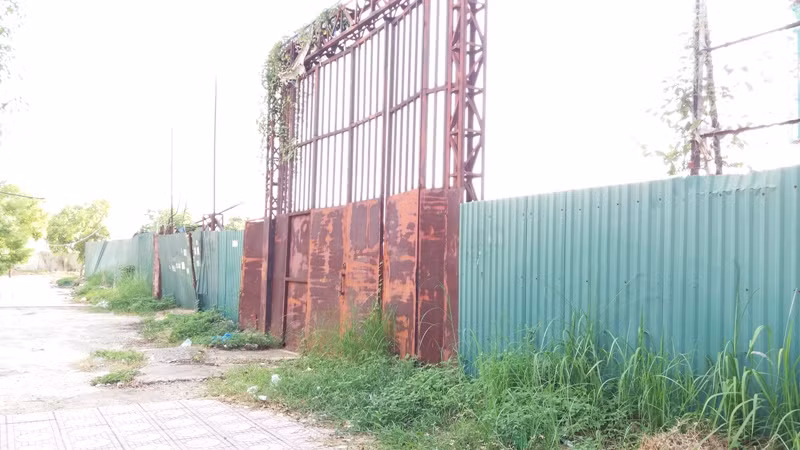 Cổng và hàng rào của lô đất đã hoen rỉ sau 6 sau trời được dựng lên.