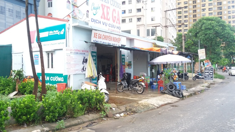 Không chỉ tự ý chia nhỏ các tầng 2, tầng 3 và tầng kỹ thuật thành các căn hộ để bán mà Công ty Phúc Hà còn cho xây dựng hàng loạt các ki ốt thuộc đất sở hữu chung của cư dân KĐT Nam Xa La để cho thuê khiến việc lưu thông vào tòa nhà gặp rất nhiều bất cập. Ảnh Bảo Nam.