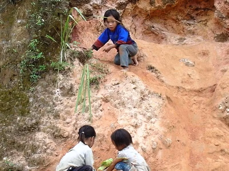 Các em ở nông thôn, miền núi hầu như ít có điều kiện để vui chơi như vậy. Các em ở nông thôn, miền núi hầu như ít có điều kiện để vui chơi như vậy.