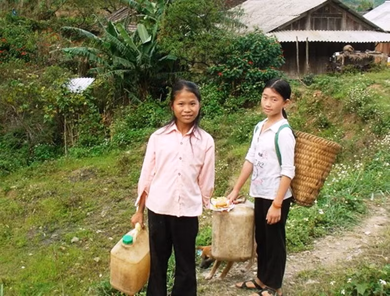 Bằng tuổi, các em ở miền núi phải đi làm giúp đỡ gia đình. Bằng tuổi, các em ở miền núi phải đi làm giúp đỡ gia đình.