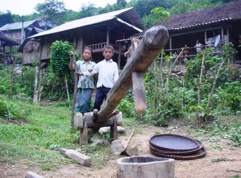 Đối với trẻ em khó khăn các vùng núi, ngay từ nhỏ các em đã được làm quen với công việc. Đối với trẻ em khó khăn các vùng núi, ngay từ nhỏ các em đã được làm quen với công việc.