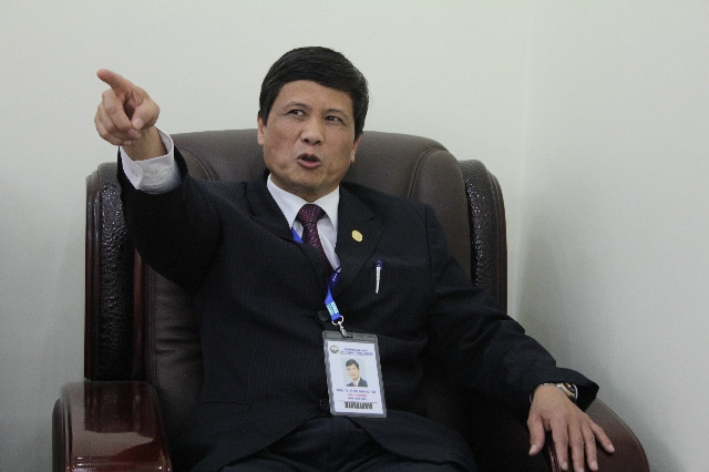 Ông Thế luôn mong mỏi học cách làm như bên Mỹ, muốn áp dụng những thành công từ các nước về trường của mình, nhưng liệu có quá sức trong khi hai môi trường giáo dục khác nhau?