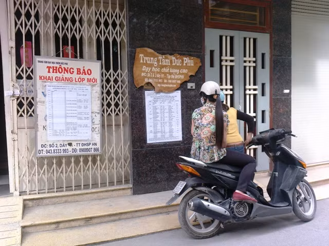 Tại các Trung tâm luyện thi quanh Trường ĐH Sư phạm Hà Nội đã thấp thoáng người tìm đến xin học. Ảnh Xuân Trung
