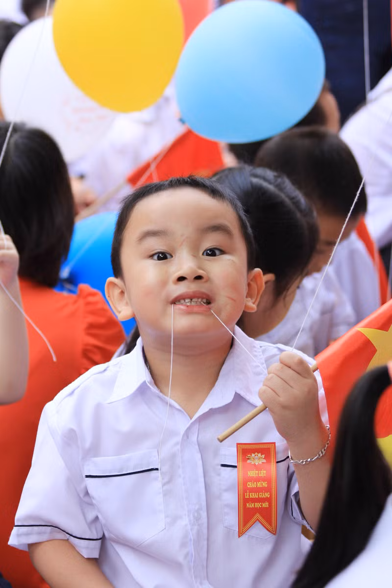 Hành động lạ của một bé lớp 1. Chùm ảnh: Nữ sinh cực "xì tin" trong ngày khai trường >>Nữ sinh đẹp rạng ngời ngày khai trường >>Những thầy cô là hotgirl, hotboy nổi đình nổi đám Hành động lạ của một bé lớp 1. Chùm ảnh: Nữ sinh cực "xì tin" trong ngày khai trường >>Nữ sinh đẹp rạng ngời ngày khai trường >>Những thầy cô là hotgirl, hotboy nổi đình nổi đám