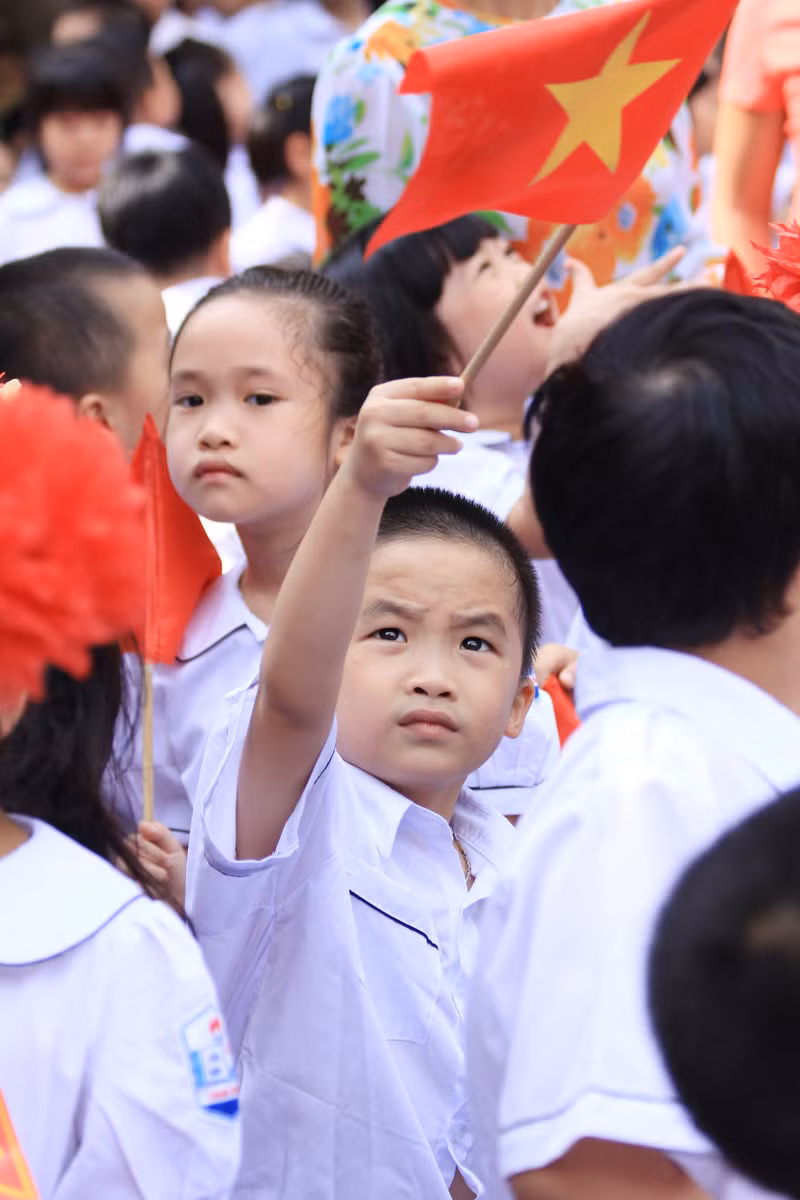 Cầm lá cờ trên tay nhiều bé vẫy chào năm học mới Chùm ảnh: Nữ sinh cực "xì tin" trong ngày khai trường >>Nữ sinh đẹp rạng ngời ngày khai trường >>Những thầy cô là hotgirl, hotboy nổi đình nổi đám Cầm lá cờ trên tay nhiều bé vẫy chào năm học mới Chùm ảnh: Nữ sinh cực "xì tin" trong ngày khai trường >>Nữ sinh đẹp rạng ngời ngày khai trường >>Những thầy cô là hotgirl, hotboy nổi đình nổi đám
