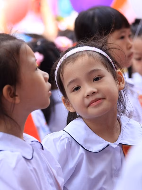 Ngày hội các bé đến trường chan chứa nhiều yêu thương trong vòng tay thầy cô, bạn bè. Chùm ảnh: Nữ sinh cực "xì tin" trong ngày khai trường >>Nữ sinh đẹp rạng ngời ngày khai trường >>Những thầy cô là hotgirl, hotboy nổi đình nổi đám Ngày hội các bé đến trường chan chứa nhiều yêu thương trong vòng tay thầy cô, bạn bè. Chùm ảnh: Nữ sinh cực "xì tin" trong ngày khai trường >>Nữ sinh đẹp rạng ngời ngày khai trường >>Những thầy cô là hotgirl, hotboy nổi đình nổi đám