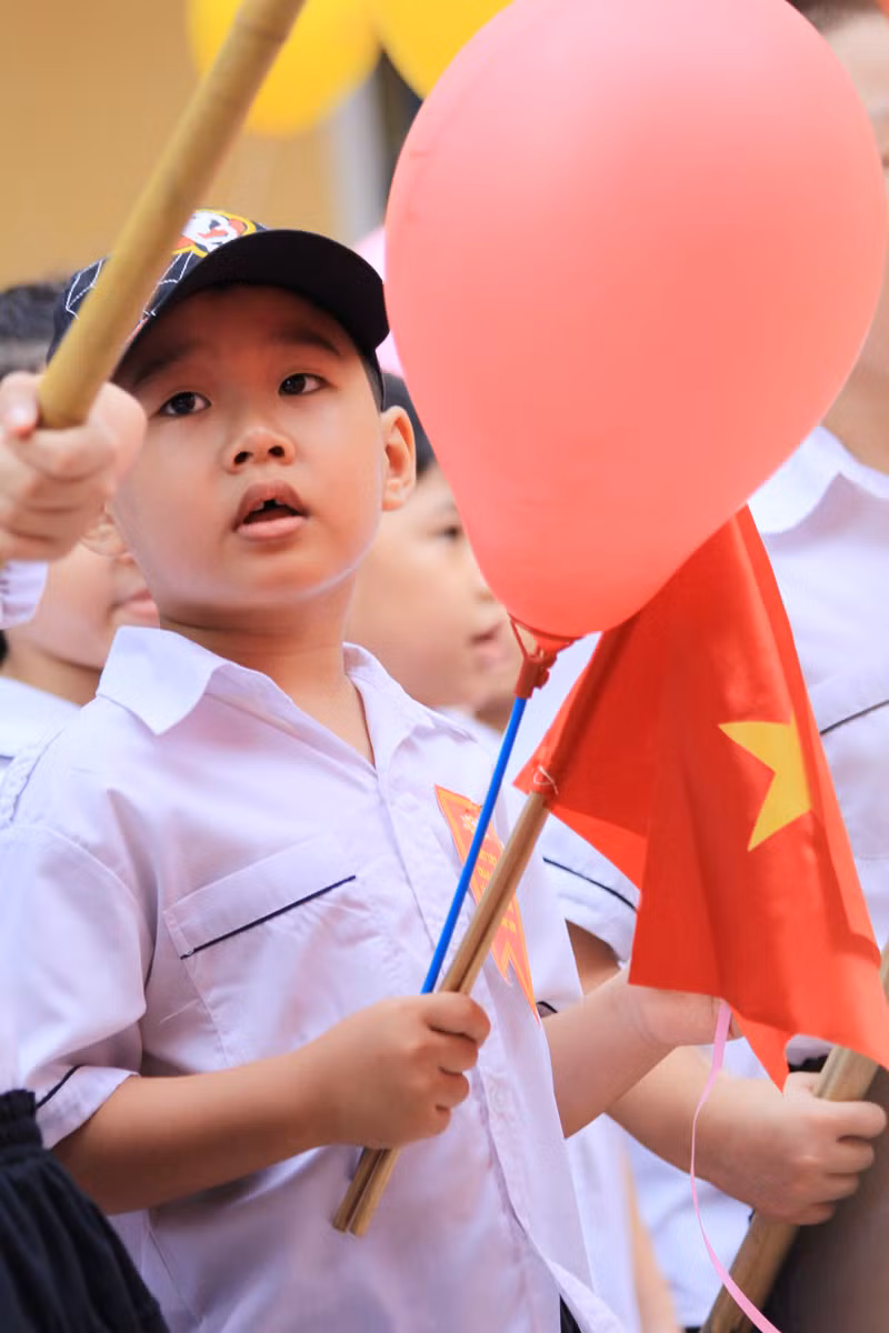 Các bé hát to quốc ca. Chùm ảnh: Nữ sinh cực "xì tin" trong ngày khai trường >>Nữ sinh đẹp rạng ngời ngày khai trường >>Những thầy cô là hotgirl, hotboy nổi đình nổi đám Các bé hát to quốc ca. Chùm ảnh: Nữ sinh cực "xì tin" trong ngày khai trường >>Nữ sinh đẹp rạng ngời ngày khai trường >>Những thầy cô là hotgirl, hotboy nổi đình nổi đám