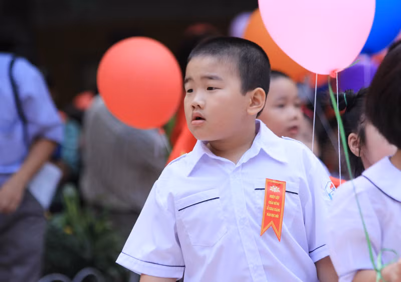Lần đầu tiên được đi học, diễu hành qua lễ đài bé lạ lẫm đứng ngắm nghía nhiều thứ xung quanh. Chùm ảnh: Nữ sinh cực "xì tin" trong ngày khai trường >>Nữ sinh đẹp rạng ngời ngày khai trường >>Những thầy cô là hotgirl, hotboy nổi đình nổi đám Lần đầu tiên được đi học, diễu hành qua lễ đài bé lạ lẫm đứng ngắm nghía nhiều thứ xung quanh. Chùm ảnh: Nữ sinh cực "xì tin" trong ngày khai trường >>Nữ sinh đẹp rạng ngời ngày khai trường >>Những thầy cô là hotgirl, hotboy nổi đình nổi đám