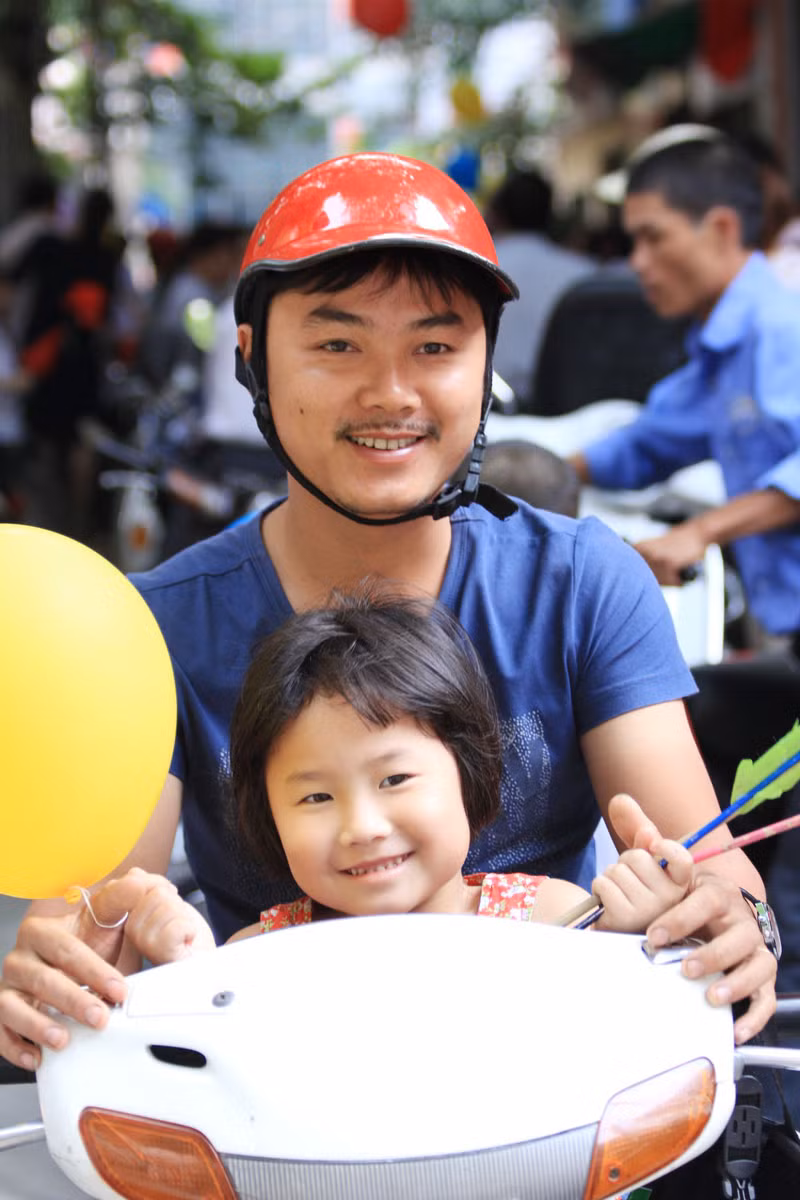 Sáng sớm, bố trở con gái tới trước cổng trường đợi thầy cô và bạn bè chuẩn bị khai giảng. Lần đầu tiên bé được đến trường không khỏi bỡ ngỡ nhưng cũng đầy niềm vui. Chùm ảnh: Nữ sinh cực "xì tin" trong ngày khai trường >>Nữ sinh đẹp rạng ngời ngày khai trường >>Những thầy cô là hotgirl, hotboy nổi đình nổi đám Sáng sớm, bố trở con gái tới trước cổng trường đợi thầy cô và bạn bè chuẩn bị khai giảng. Lần đầu tiên bé được đến trường không khỏi bỡ ngỡ nhưng cũng đầy niềm vui. Chùm ảnh: Nữ sinh cực "xì tin" trong ngày khai trường >>Nữ sinh đẹp rạng ngời ngày khai trường >>Những thầy cô là hotgirl, hotboy nổi đình nổi đám