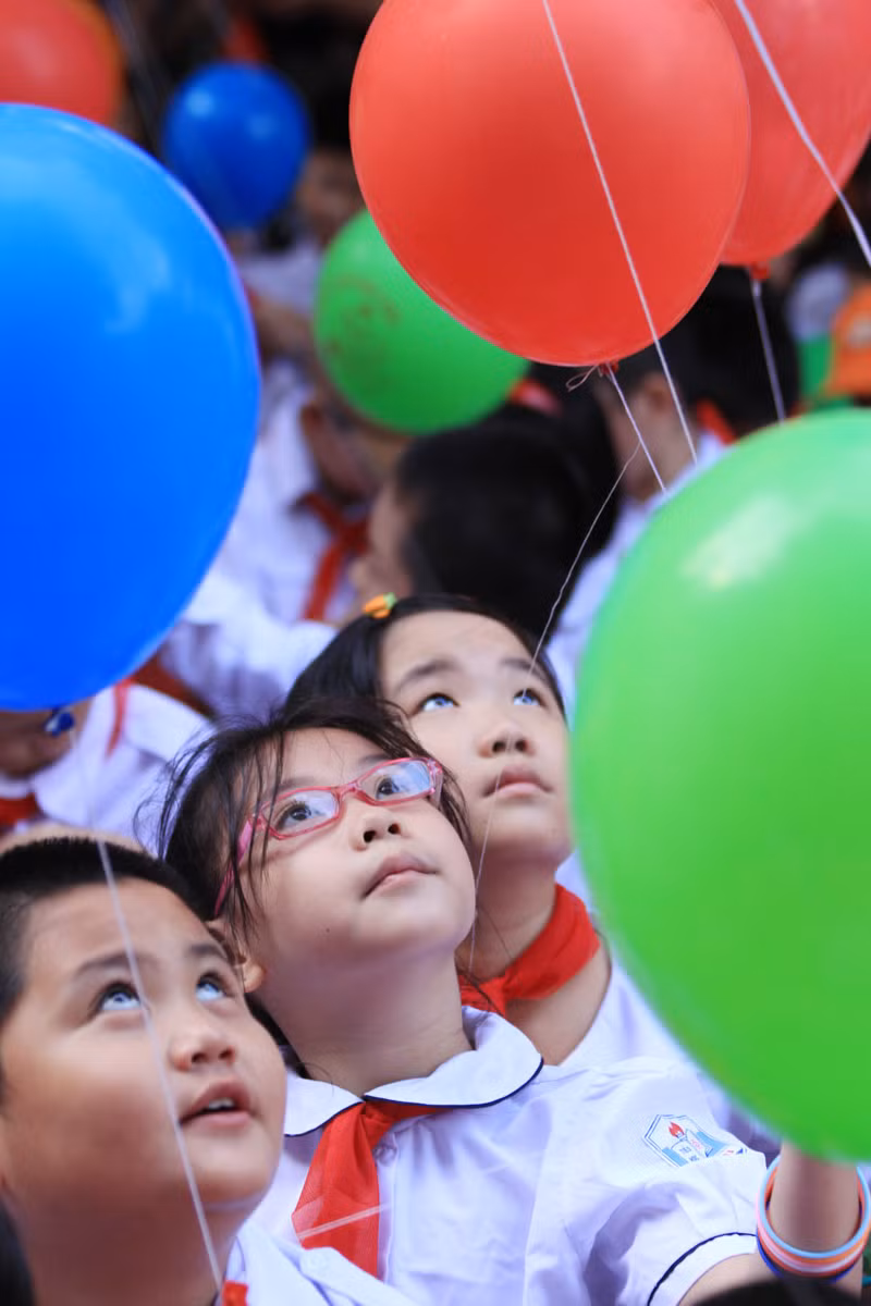 Các bé vui thích thú đùa nghịch với bóng bay. Chùm ảnh: Nữ sinh cực "xì tin" trong ngày khai trường >>Nữ sinh đẹp rạng ngời ngày khai trường >>Những thầy cô là hotgirl, hotboy nổi đình nổi đám Các bé vui thích thú đùa nghịch với bóng bay. Chùm ảnh: Nữ sinh cực "xì tin" trong ngày khai trường >>Nữ sinh đẹp rạng ngời ngày khai trường >>Những thầy cô là hotgirl, hotboy nổi đình nổi đám