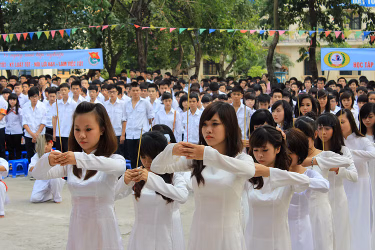 Chùm ảnh:Thầy trò dâng hương tưởng nhớ Đinh Tiên Hoàng ngày khai giảng