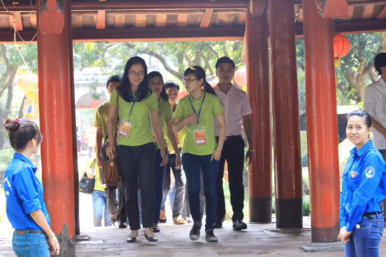 Đây là năm thứ 10 Thành đoàn Hà Nội tiến hành tổ chức vinh danh các thủ khoa đầu ra của các trường đại học, học viện trên địa bàn TP Hà Nội. >> Chùm ảnh: Chiêm ngưỡng tác phẩm 3D "kinh dị" >> Những trò lố của sinh viên Trung Quốc trong ký túc xá (P4) >> Học sinh chửi bậy, nói tục vì người lớn dối trá >> Hoa khôi các trường Đại học, Cao đẳng
