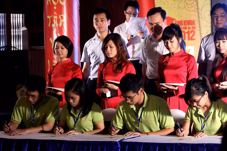 Các thủ khoa lần lượt ghi danh vào sổ vàng tại Văn Miếu, đây là hoạt động tôn vinh các tài năng trẻ Việt Nam được Thành đoàn Hà Nội tổ chức thường kỳ. >> Chùm ảnh: Chiêm ngưỡng tác phẩm 3D "kinh dị" >> Những trò lố của sinh viên Trung Quốc trong ký túc xá (P4) >> Học sinh chửi bậy, nói tục vì người lớn dối trá >> Hoa khôi các trường Đại học, Cao đẳng
