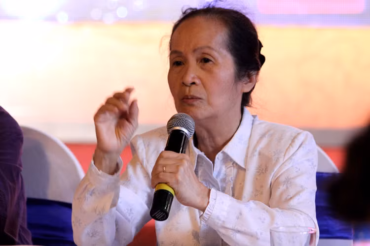 Cũng trong chương trình ghi danh sổ vàng chiều nay, chuyên gia kinh tế Phạm Chi Lan đã chia sẻ “bí quyết” để giúp đất nước trước các cơn suy thoái kinh tế hiện nay. >> Chùm ảnh: Chiêm ngưỡng tác phẩm 3D "kinh dị" >> Những trò lố của sinh viên Trung Quốc trong ký túc xá (P4) >> Học sinh chửi bậy, nói tục vì người lớn dối trá >> Hoa khôi các trường Đại học, Cao đẳng