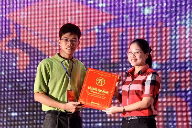 Đại diện các thủ khoa trao sổ vàng cho Bí thứ Thành đoàn. >> Chùm ảnh: Chiêm ngưỡng tác phẩm 3D "kinh dị" >> Những trò lố của sinh viên Trung Quốc trong ký túc xá (P4) >> Học sinh chửi bậy, nói tục vì người lớn dối trá >> Hoa khôi các trường Đại học, Cao đẳng