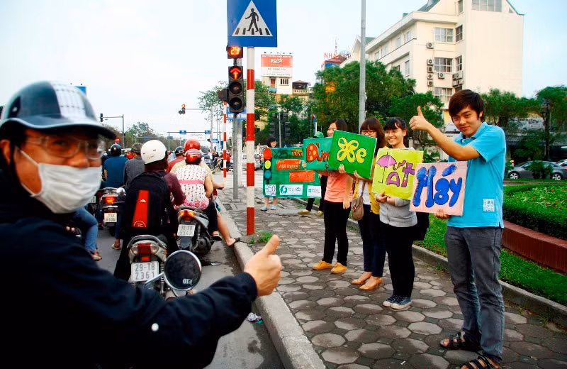 Một người dân rất hài lòng và hứng thú với việc làm thiết thực của các bạn sinh viên câu lạc bộ 350Vietnam. Một người dân rất hài lòng và hứng thú với việc làm thiết thực của các bạn sinh viên câu lạc bộ 350Vietnam.