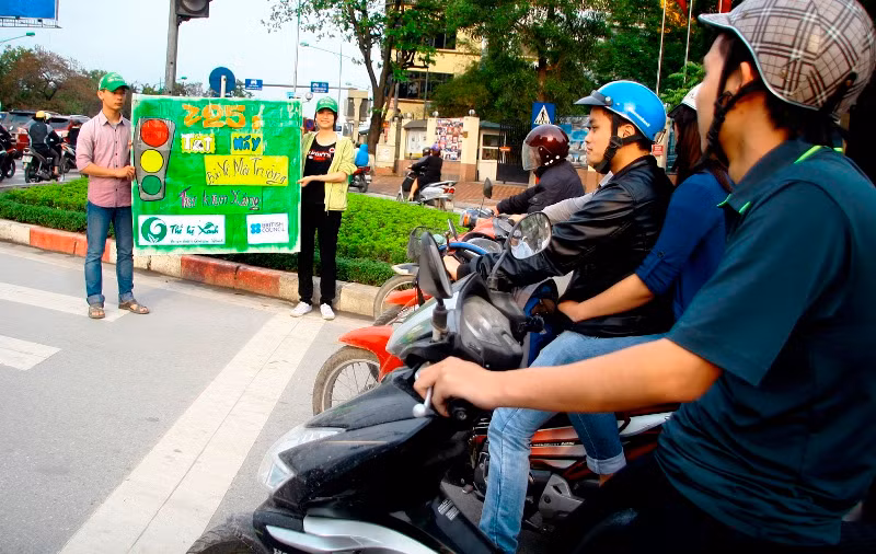 Các buổi sáng từ 7h - 9h sáng và buổi chiều từ 16h-18h thứ 7 và chủ nhật hàng tuần trên các điểm giao cắt ngã tư đèn đỏ, các bạn SV lại cùng nhau kêu gọi người đi đường "Dừng xe, tắt máy" tại các điểm đèn đỏ. Chiến dịch này được thực hiện trong hai tháng (từ ngày 24/3-27/5/2012). Các buổi sáng từ 7h - 9h sáng và buổi chiều từ 16h-18h thứ 7 và chủ nhật hàng tuần trên các điểm giao cắt ngã tư đèn đỏ, các bạn SV lại cùng nhau kêu gọi người đi đường "Dừng xe, tắt máy" tại các điểm đèn đỏ. Chiến dịch này được thực hiện trong hai tháng (từ ngày 24/3-27/5/2012).