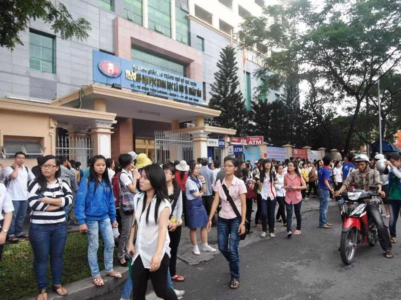 Thí sinh làm thủ tục dự thi tại ĐH KHXH & NV TP.HCM (Ảnh: Dương Cầm)
