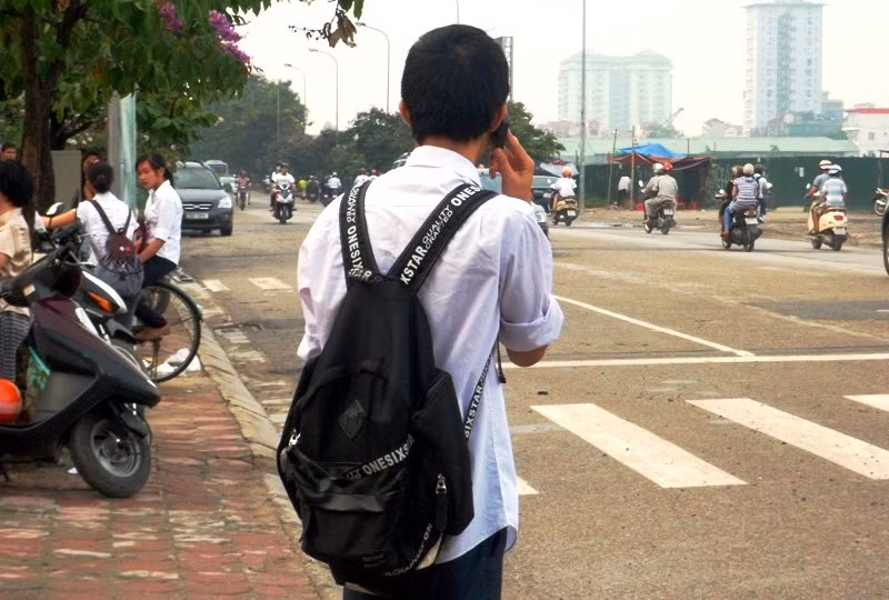Một thí sinh liên tục gọi điện giục người mang Atlat tới địa điểm thi.