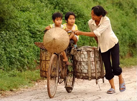 Cả cuộc đời, mẹ luôn dõi theo những đứa con yêu dấu (Ảnh minh họa)