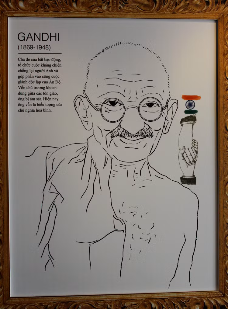 Gandhi (1869-1948), cha đẻ của bất bạo động, tổ chức cuộc kháng chiến chống lại người Anh và góp phần vào công cuộc giành độc lập của Ấn Độ. Vốn chủ trương khoan dung giữa các tôn giáo, ông bị ám sát. Hiện nay ông vẫn là biểu tượng của chủ nghĩa hòa bình. Những trò chơi thủa ấu thơ của tuổi học trò (P3) Chùm ảnh: Nữ sinh đẹp rạng ngời ngày khai trường