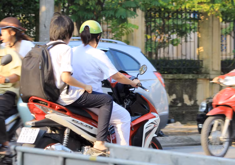 Ngồi sau xe mẹ cũng không cần đội mũ. Các phụ huynh đang tiếp tay cho con cái vi phạm pháp luật, coi thường sự an nguy của bản thân. Chùm ảnh: Nữ sinh đẹp rạng ngời ngày khai trường Giới trẻ hào hứng với Carnival Hà Nội 2012