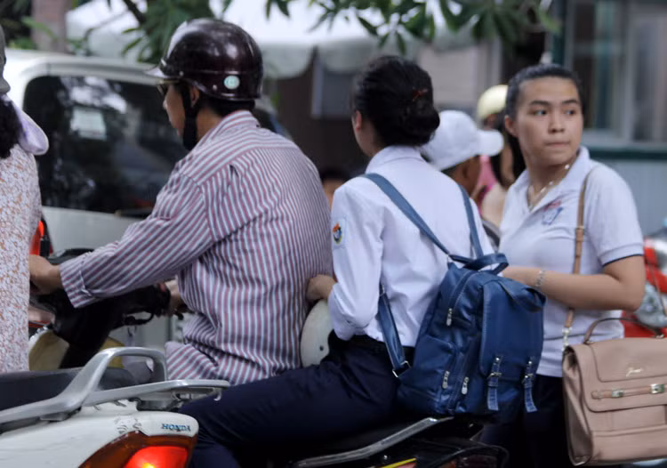 Có mũ nhưng nhất quyết không đội. Chùm ảnh: Nữ sinh đẹp rạng ngời ngày khai trường Giới trẻ hào hứng với Carnival Hà Nội 2012