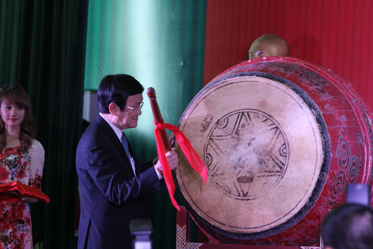 Chủ tịch nước Trương Tấn Sang đánh trống khai giảng tại Trường ĐH KHXH&NV. Ảnh Xuân Trung Chủ tịch nước Trương Tấn Sang đánh trống khai giảng tại Trường ĐH KHXH&NV. Ảnh Xuân Trung