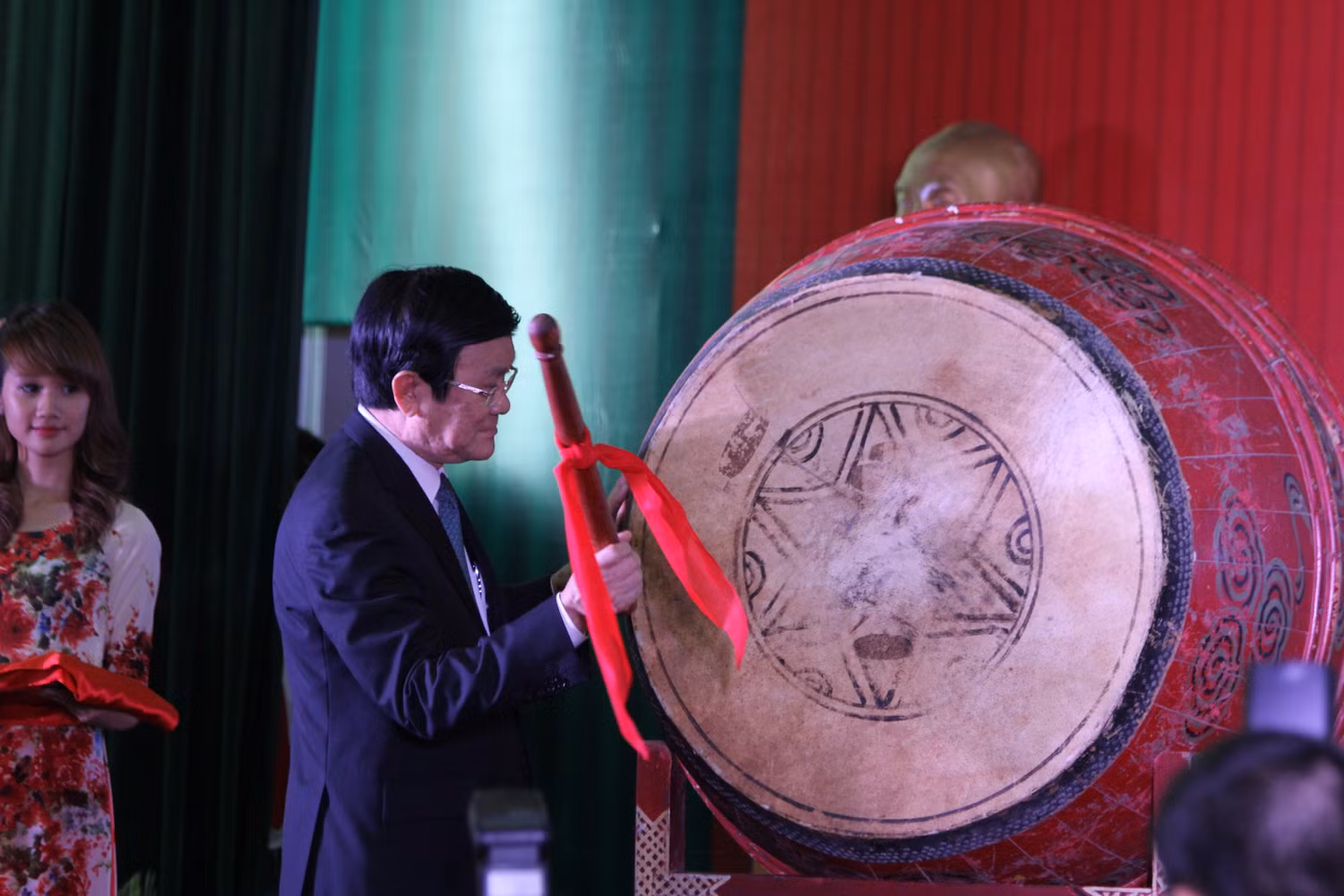 Chủ tịch nước Trương Tấn Sang đánh trống khai giảng tại Trường ĐH KHXH&NV. Ảnh Xuân Trung