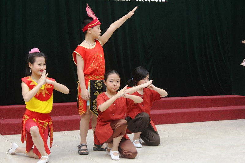 Theo bà Lê Thị Thu Thủy, hiệu trưởng Trường tiểu học Nguyễn Khả Trạc, hội thi tìm hiểu về lịch sử Việt Nam thông qua các hình thức gợi mở khác nhau sẽ tránh được việc học khô khan. Theo bà Lê Thị Thu Thủy, hiệu trưởng Trường tiểu học Nguyễn Khả Trạc, hội thi tìm hiểu về lịch sử Việt Nam thông qua các hình thức gợi mở khác nhau sẽ tránh được việc học khô khan.
