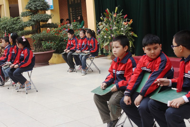 Phần thi chính thức, toàn trường được chia thành hai đội để tham gia phần thi kiến thức tìm hiểu về các danh nhân lịch sử tiêu biểu. Phần thi chính thức, toàn trường được chia thành hai đội để tham gia phần thi kiến thức tìm hiểu về các danh nhân lịch sử tiêu biểu.