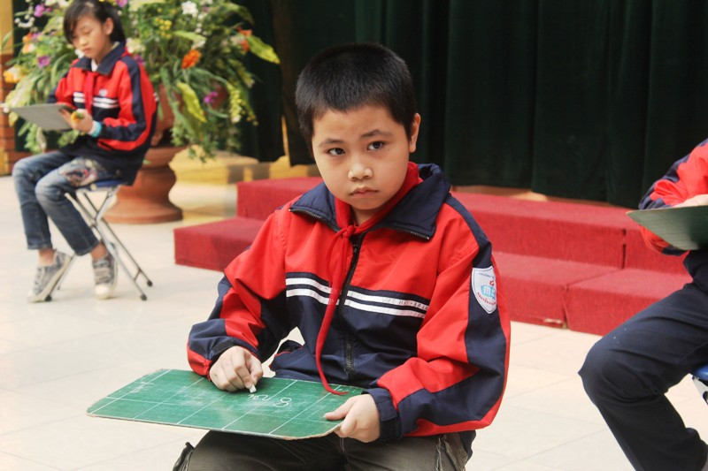 Một thí sinh đang suy nghĩ về câu hỏi và phân vân chưa tìm đúng câu trả lời. Một thí sinh đang suy nghĩ về câu hỏi và phân vân chưa tìm đúng câu trả lời.