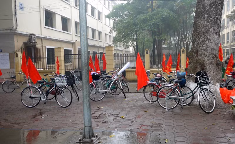 Phương tiện dùng tuyên truyền là những chiếc xe đạp của sinh viên. Một hình ảnh biểu trưng cho sức trẻ, lòng nhiệt tình và tinh thần xả thân vì cộng đồng, không quản ngại gian khó. Phương tiện dùng tuyên truyền là những chiếc xe đạp của sinh viên. Một hình ảnh biểu trưng cho sức trẻ, lòng nhiệt tình và tinh thần xả thân vì cộng đồng, không quản ngại gian khó.
