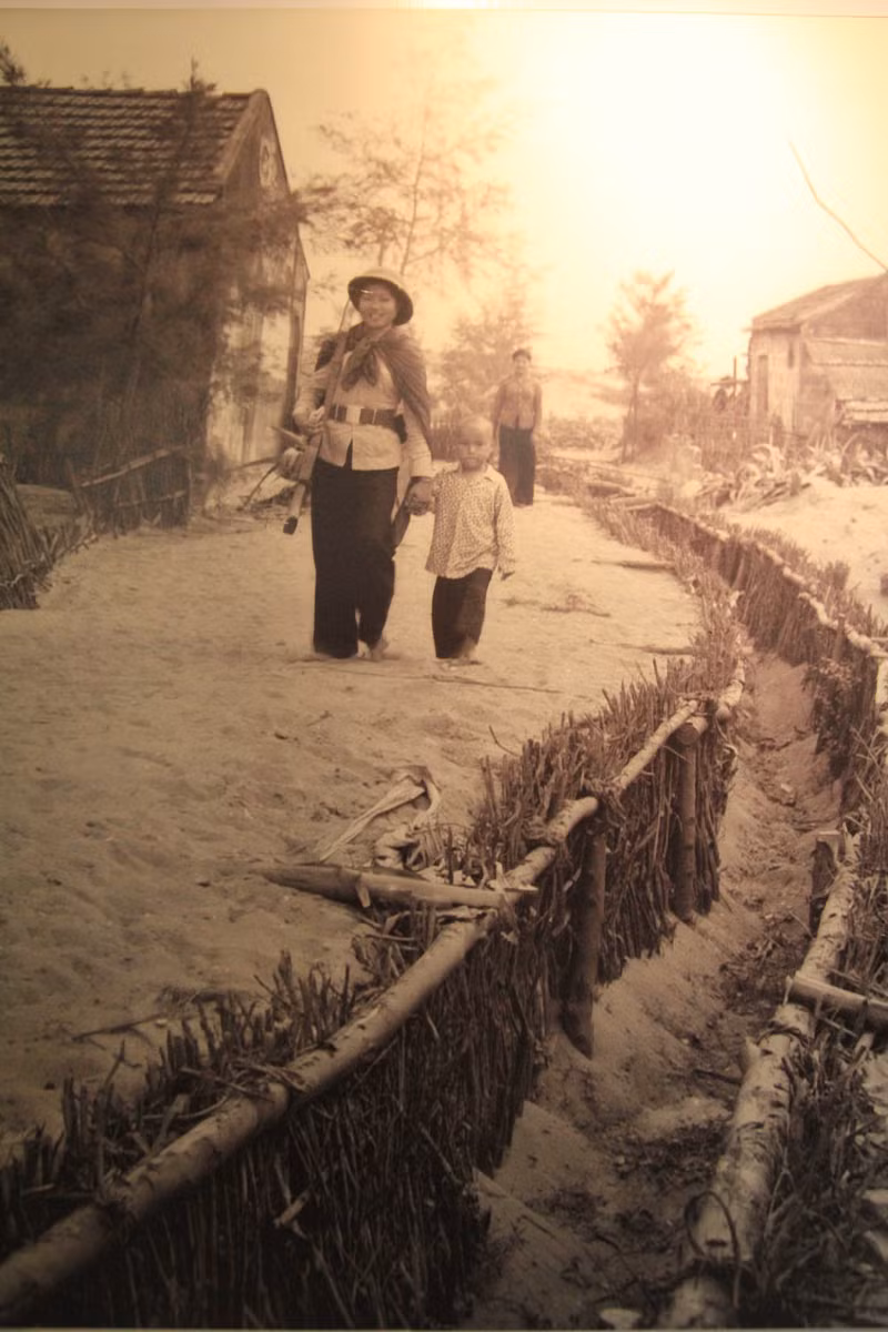 Cuộc triển lãm có tên gọi “Trẻ em thời chiến” được NXB Kim Đồng, Thông tấn xã Việt Nam, Công ty truyền thông tầm nhìn Á Châu tổ chức tại số 93 Đinh Tiên Hoàng từ ngày 8/9 - 14/9. Trong ảnh, nhân dân xã huyện Bố Trạch, Quảng Bình đào hàng trăm km giao thông hào trong các xóm làng để cho trẻ em di chuyển an toàn. >>Chàng trai không tay người Dao đỗ Đại học >>Đáng yêu những thiên thần nhỏ ngày khai trường >>Những hình ảnh đẹp nhất lễ khai giảng 2012 Cuộc triển lãm có tên gọi “Trẻ em thời chiến” được NXB Kim Đồng, Thông tấn xã Việt Nam, Công ty truyền thông tầm nhìn Á Châu tổ chức tại số 93 Đinh Tiên Hoàng từ ngày 8/9 - 14/9. Trong ảnh, nhân dân xã huyện Bố Trạch, Quảng Bình đào hàng trăm km giao thông hào trong các xóm làng để cho trẻ em di chuyển an toàn. >>Chàng trai không tay người Dao đỗ Đại học >>Đáng yêu những thiên thần nhỏ ngày khai trường >>Những hình ảnh đẹp nhất lễ khai giảng 2012