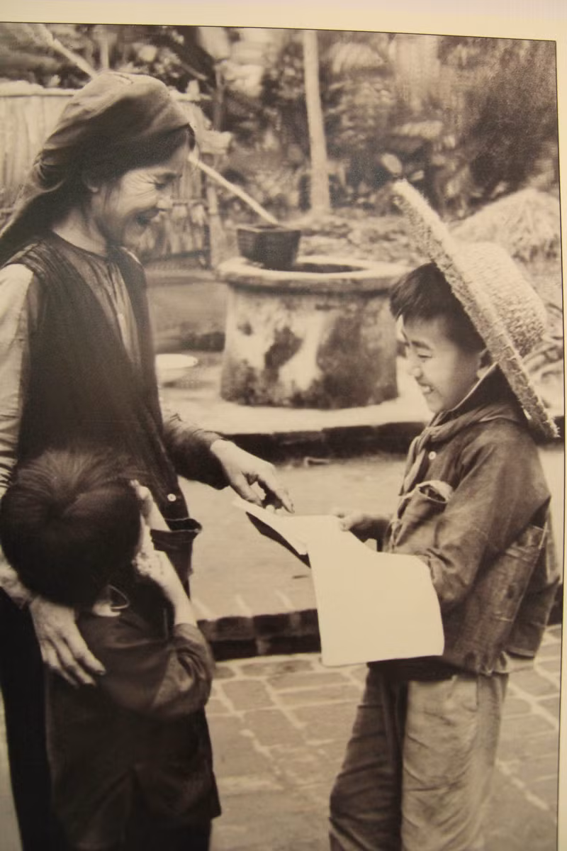 "Những năm bom Mỹ trút trên mái nhà, những năm cây súng theo người đi xa...", từ thôn Trực Trì, xã Quốc Tuấn, Nam Sách, Hải Dương đã xuất hiện thần đồng thơ Trần Đăng Khoa. >>Chàng trai không tay người Dao đỗ Đại học >>Đáng yêu những thiên thần nhỏ ngày khai trường >>Những hình ảnh đẹp nhất lễ khai giảng 2012 "Những năm bom Mỹ trút trên mái nhà, những năm cây súng theo người đi xa...", từ thôn Trực Trì, xã Quốc Tuấn, Nam Sách, Hải Dương đã xuất hiện thần đồng thơ Trần Đăng Khoa. >>Chàng trai không tay người Dao đỗ Đại học >>Đáng yêu những thiên thần nhỏ ngày khai trường >>Những hình ảnh đẹp nhất lễ khai giảng 2012