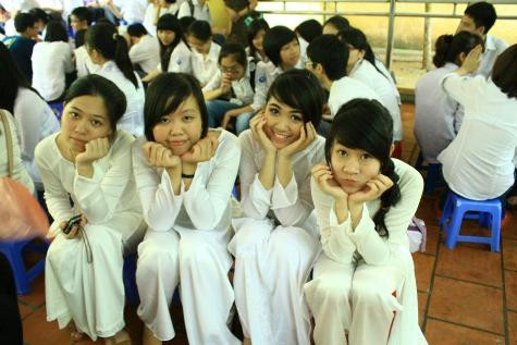 Thảo Ngọc (thứ hai từ phải qua) chụp ảnh kỷ niệm cùng các bạn lớp 12. Thảo Ngọc (thứ hai từ phải qua) chụp ảnh kỷ niệm cùng các bạn lớp 12.