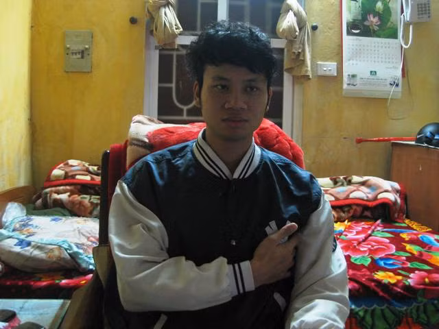Vừa nói chuyện, Điệp phải vừa ôm ngực vì đau. Vừa nói chuyện, Điệp phải vừa ôm ngực vì đau.