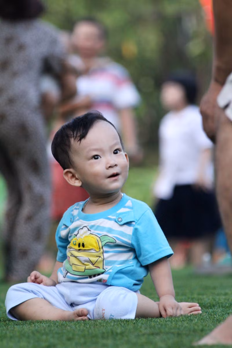 “Bà mua đèn ông sao cho cháu nhé”.