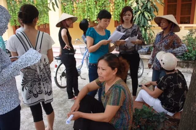 Trưa nay nhiều phụ huynh tập trung tại cổng trường Tiểu học B Thị trấn Văn Điển phản đối kế hoạch tuyển sinh của trường. Trưa nay nhiều phụ huynh tập trung tại cổng trường Tiểu học B Thị trấn Văn Điển phản đối kế hoạch tuyển sinh của trường.